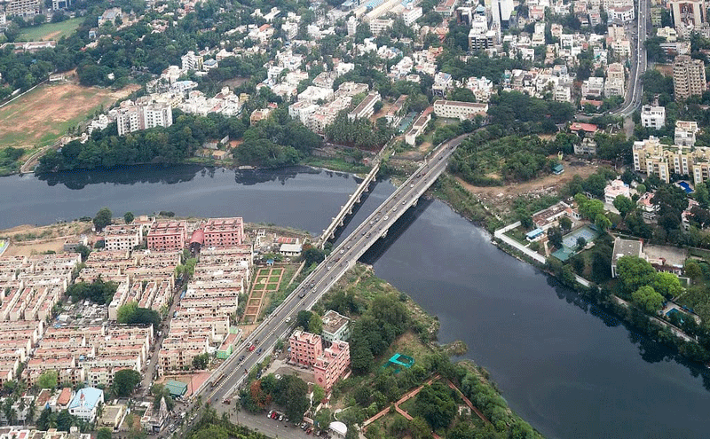 Aerial view of Kotturpuram bridge over the Adyar river in Chennai. The fastest subsidence rates in the city surround the flood plains of the Adyar. Photo: Wikimedia Commons CC BY-SA 4.0